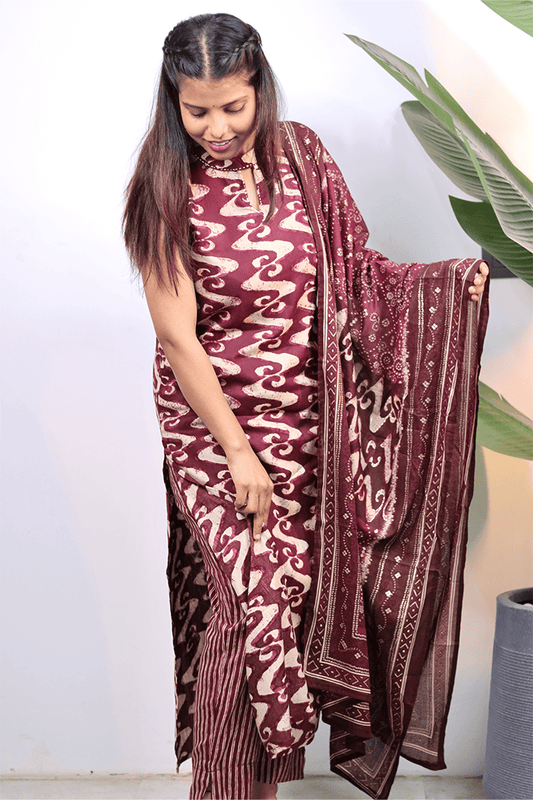 Maroon Ikat Print Sleeveless Kurta Set with Bandhani Dupatta – 3 Pc Set